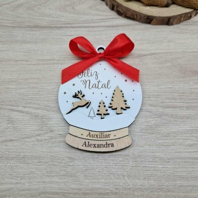 Enfeite natalício bola de neve com laço vermelho e recortes em madeira