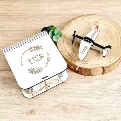 Lembrança de batismo com caixa branca decorada e avião de madeira