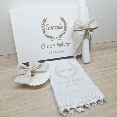 Conjunto para batismo com toalha, vela e concha decorativa em tons claros com bordado e laços