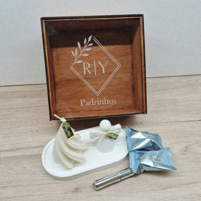 Conjunto decorativo para casa com vela branca, concha, bola, maço azul e caixa de madeira RY Padrinhos