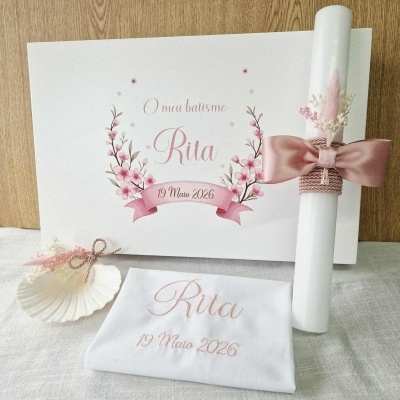 Conjunto de batismo com vela, toalha bordada e cartão personalizado