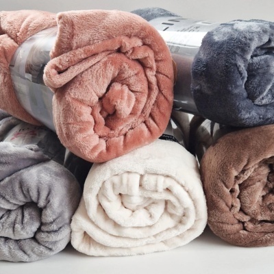 Mantas felpudas de várias cores enroladas