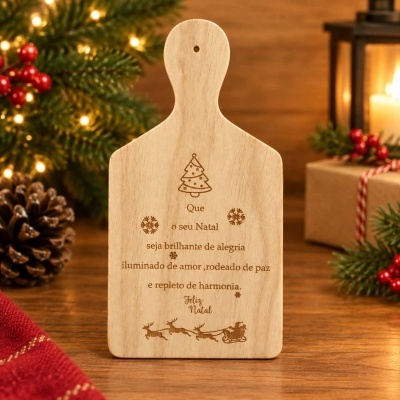 Tábua de madeira decorativa com texto de Natal gravado e desenhos festivos em ambiente natalício