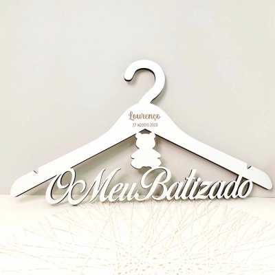 Cabide branco de madeira com texto decorativo para batizado