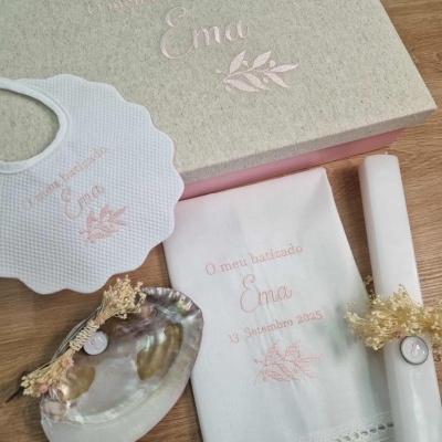 Conjunto de batizado com caixa, babete, toalha bordada e vela decorada