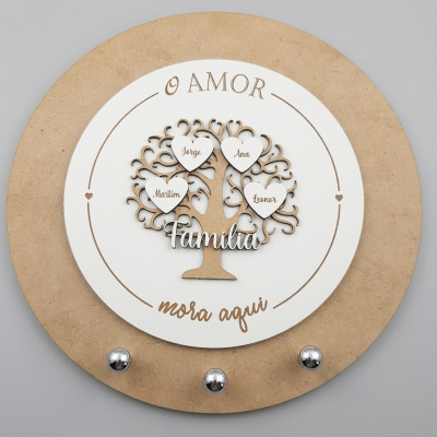 Placa decorativa redonda em madeira com árvore da família e nomes em corações