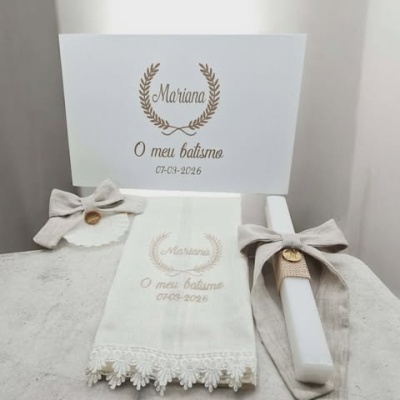 Conjunto para batismo com vela, toalha bordada e cartão personalizado.