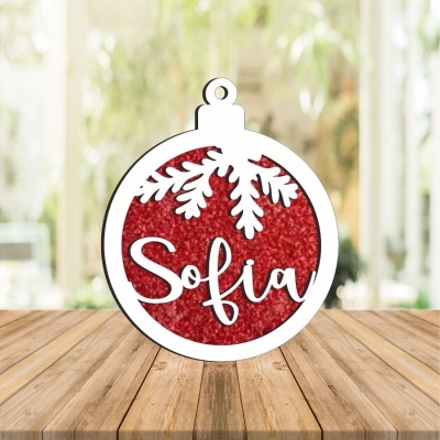 Enfeite de Natal vermelho brilhante com letras brancas e folhas de azevinho