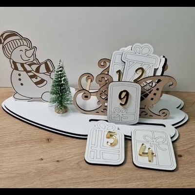 Conjunto decorativo de madeira com boneco de neve e números em placas