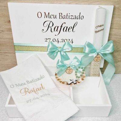 Conjunto de batizado com caixa branca, vela decorada, toalha bordada e terço