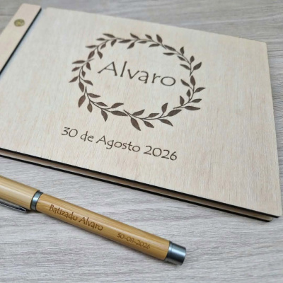 Caderno e caneta personalizados em madeira clara gravados com nome Álvaro e datas de 30 de Agosto 2026