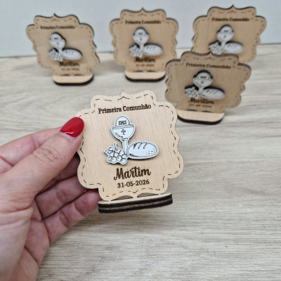 Placa decorativa de madeira para Primeira Comunhão com cálice, pão e uvas em relevo branco.
