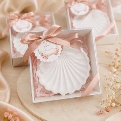 Sabonete concha branco em caixa branca com fitas rosa e etiqueta para batismo