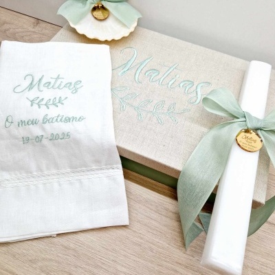 Artigos para batismo com nome Matias bordado, vela, toalha, caixa e concha com laço verde.
