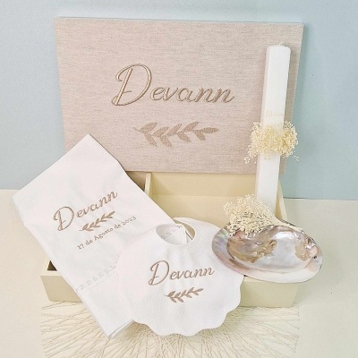 Conjunto de cerimónia com caixa, tecido branco, babete bordada, vela branca, concha prateada