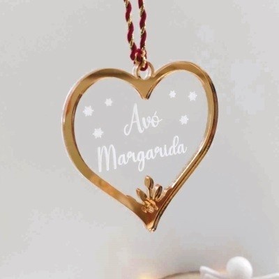Pendente em forma de coração dourado com inscrição 'Avó Margarida'