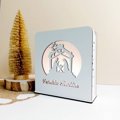 Caixa decorativa branca com presépio recortado e nome personalizado