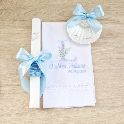 Conjunto de baptismos com vela, toalha e concha decorados em azul