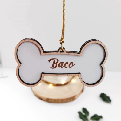 Etiqueta em forma de osso com nome Baco pendurada