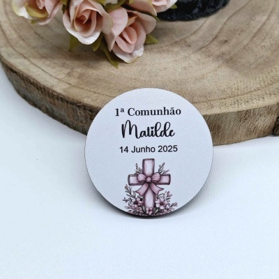Botão redondo branco com texto de 1ª Comunhão e cruz decorativa rosa