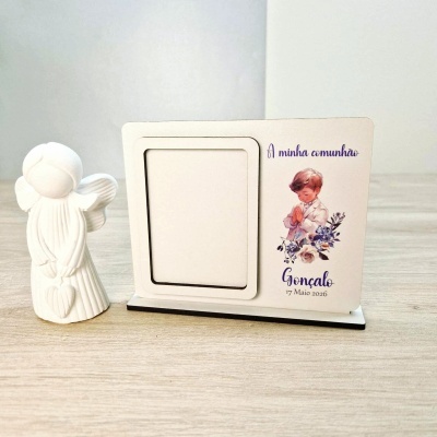 Porta-retratos de comunhão com imagem de menino a rezar e estátua de anjo branco