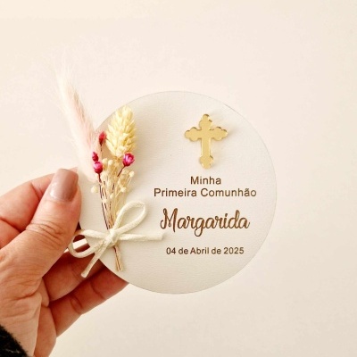 Etiqueta redonda branca com decoração e texto de primeira comunhão