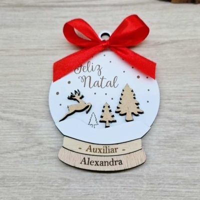 Enfeite de Natal bola de neve com laço vermelho, rena e pinheiros em madeira