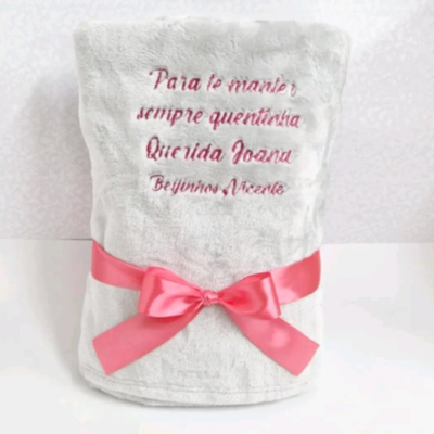 Manta cinza clara com laço rosa e bordado personalizado