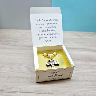 Caixa com cruz decorativa e pérolas para batizado com texto em português