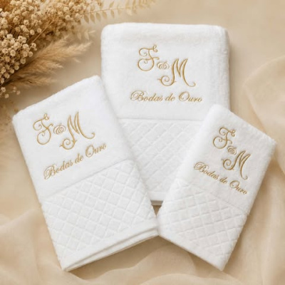 Conjunto de toalhas de banho brancas com bordado dourado F & M Bodas de Ouro
