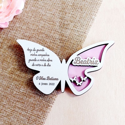 Produto em madeira em forma de borboleta com texto gravado e nome Beatriz em relevo