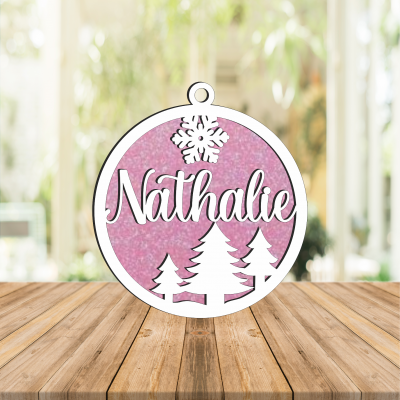 Ornamento de Natal personalizado branco com fundo rosa brilhante e nome Nathalie