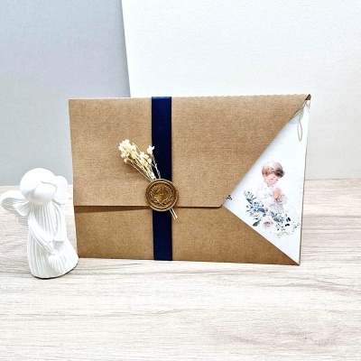 Convite em Papel Craft com Lacre e Flores Secas, fita de cetim azul – Qualidade Artesanal Manuartes