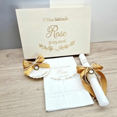 Conjunto de batizado com cartão, vela, toalha e concha decorados em dourado e branco