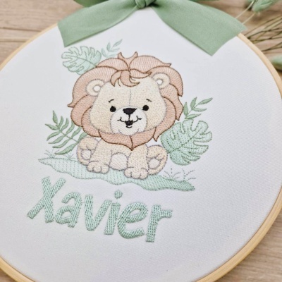 Quadro bordado com leão e nome Xavier em tecido branco