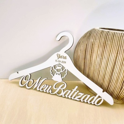 Cabide branco decorativo para batizado com texto e data personalizáveis
