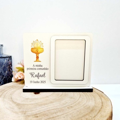 Moldura branca para fotografia com texto e imagem religiosa sobre suporte preto