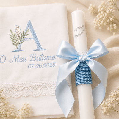 Toalha bordada e vela decorada para batismo em azul e branco com flores.