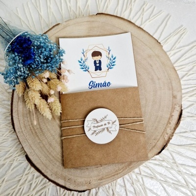 Convite ou cartão decorativo com ilustração de menino e texto Simão, envelope castanho e flores secas