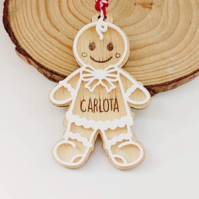 Pendente em madeira em forma de boneco com nome CARLOTA