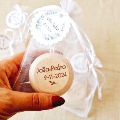 Saco branco de organza com lembrança redonda de madeira gravada
