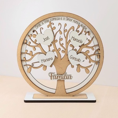 Escultura de árvore da família em madeira com corações contendo nomes