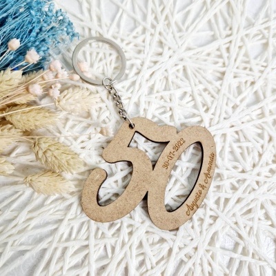 Chaveiro número 30 em madeira com gravação e flores secas