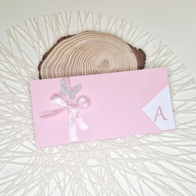 Envelope cor-de-rosa decorado com fita e borboleta prateada com cartão branco e letra A