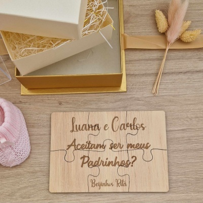 Quebra-cabeça de madeira com convite para padrinhos, embalagem dourada e branca, sapatinho rosa e flores secas