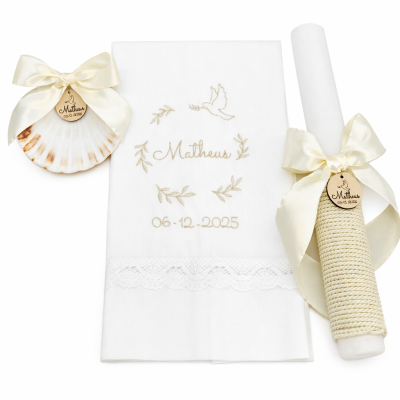 Conjunto de batismo com toalha branca bordada, vela decorada e concha com fita