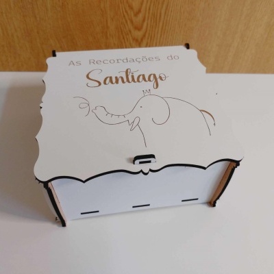 Caixa de madeira branca com desenho de elefante e texto 'As Recordações do Santiago'