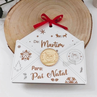 Embalagem presente Natal envelope branco motivos dourados texto Martim Pai Natal selo fita vermelha