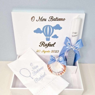 Conjunto de batismo com caixa, vela, concha decorada e toalha bordada