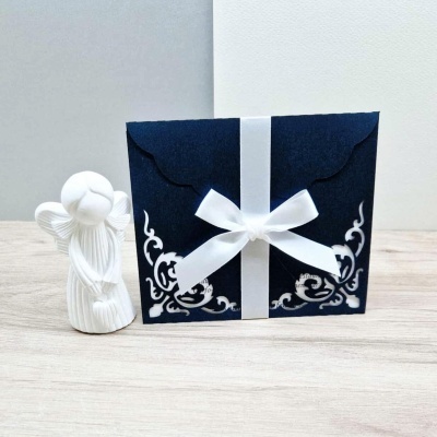 Envelope azul escuro com laço branco e figura de anjo branco